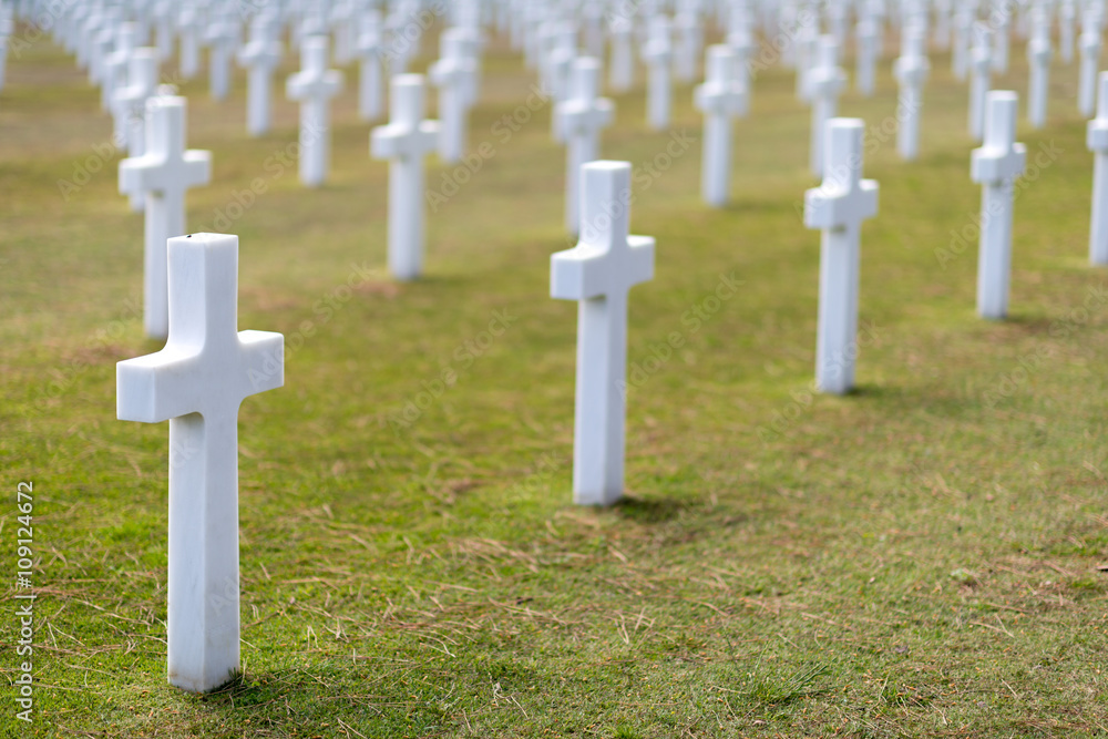 Croci bianche allineate su un prato verde nel cimitero militare americano a Nettuno Croci bianche allineate su un prato verde nel cimitero militare americano a Nettuno