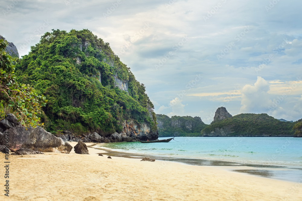 Naklejka premium tropical beach with rocks on a summer day
