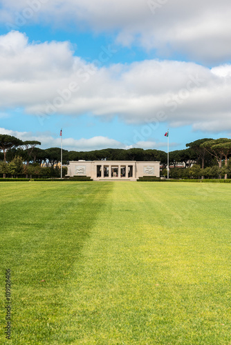 Complesso monumentale bianco del cimitero sacrario militare americano di Nettuno