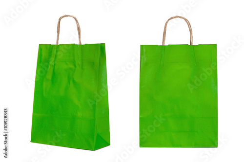 Bolsas de papel verde sobre fondo blanco aislado. Vista de frente