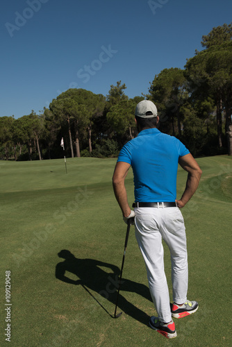 golf player portrait from back photo