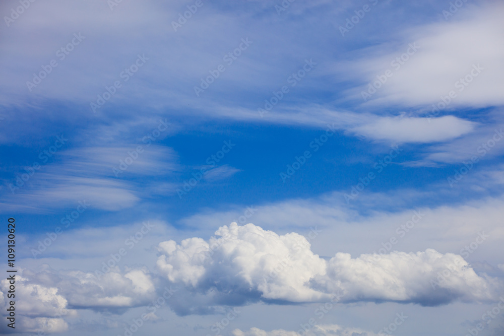 Obraz premium Fluffy clouds in the blue sky