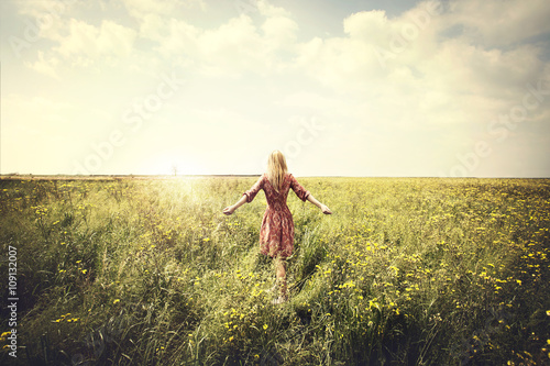 Foto dreamy woman walking in nature towards the sun