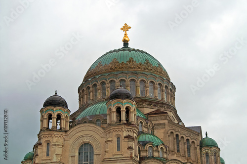 Domes of Naval cathedral of Saint Nicholas in Kronstadt, near St © Gelia