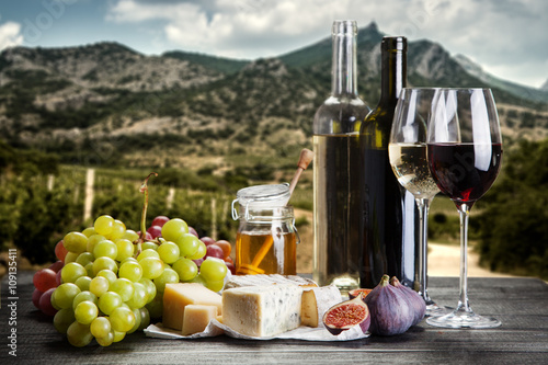 Fototapeta Naklejka Na Ścianę i Meble -  Wine, grapes and cheese