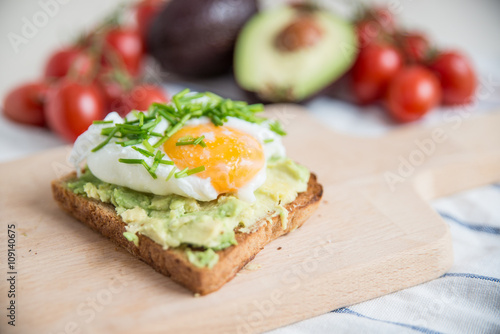 Obraz na plátně Avocado Toast mit Ei