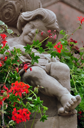 Colmar - Skulptur an einem Brunnen in der historischen Altstadt