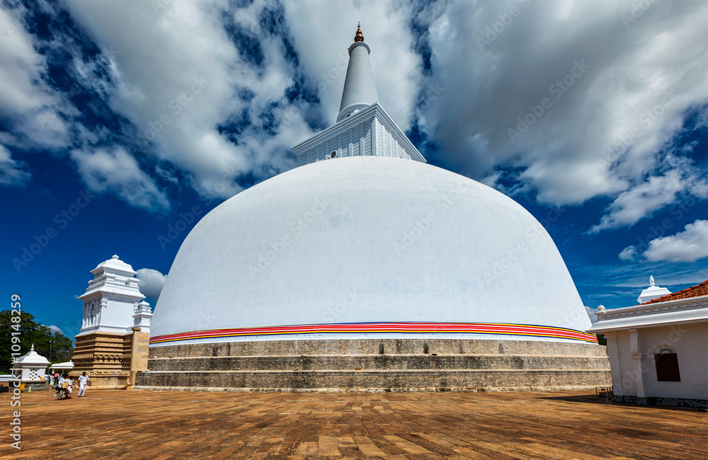 Ruwanweliseya Dagoba. Anuradhapura, Sri Lanka Ruwanweliseya Dagoba. Anuradhapura, Sri Lanka