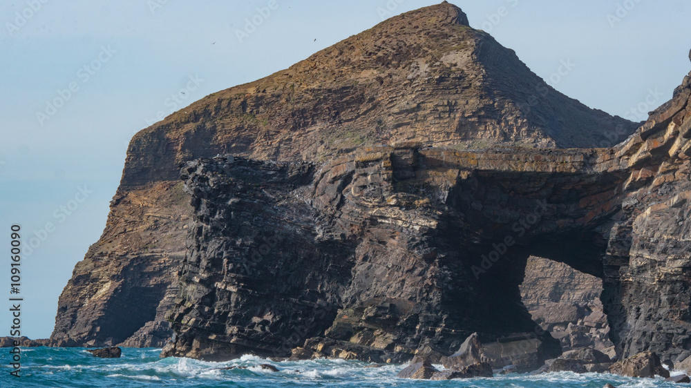 Naklejka premium A rural rocky beach located in amongst of the cliffs of Cornwall, England.