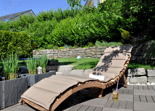 Garten mit Sonnenliege, Erholung und Entspannung, Terrasse mit Buch