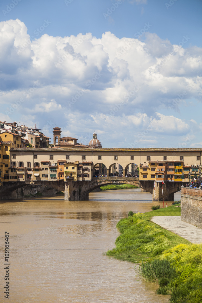 Italia,Toscana,Firenze, Ponte Vecchio e fiume Arno.