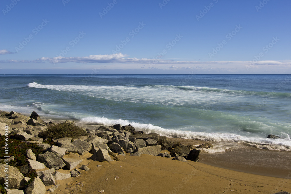 Piedras en la orilla del mar con contraste de colores