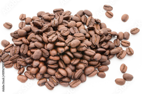 Coffee grains and leaves isolated on the white backgrounds. © gitusik