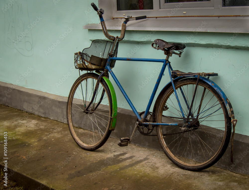 старый велосипед в деревне