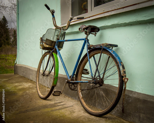 старый велосипед в деревне