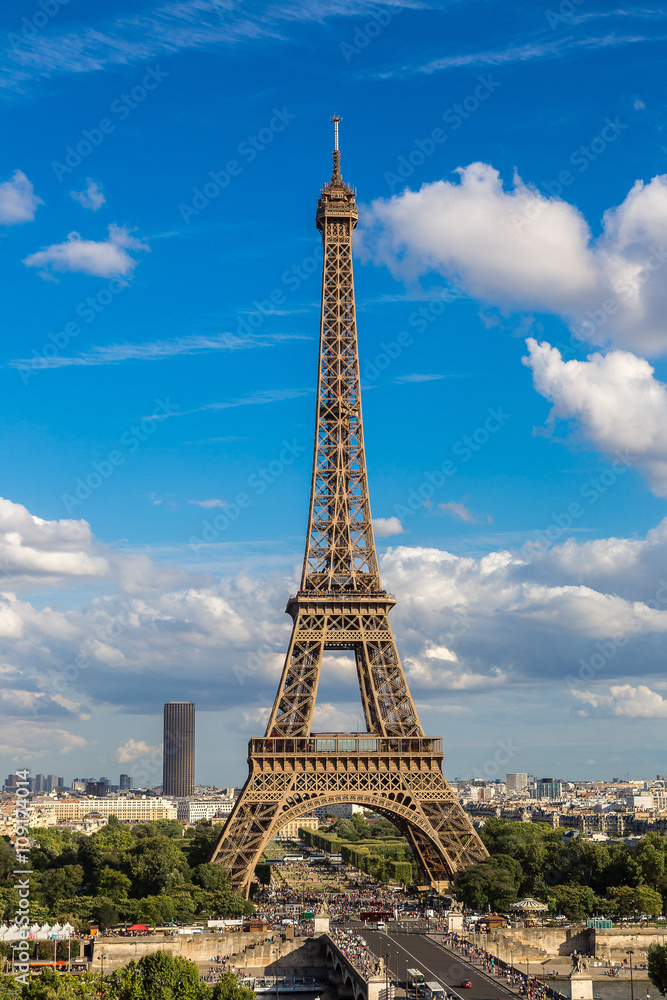 Fototapeta premium Eiffel Tower in Paris, France