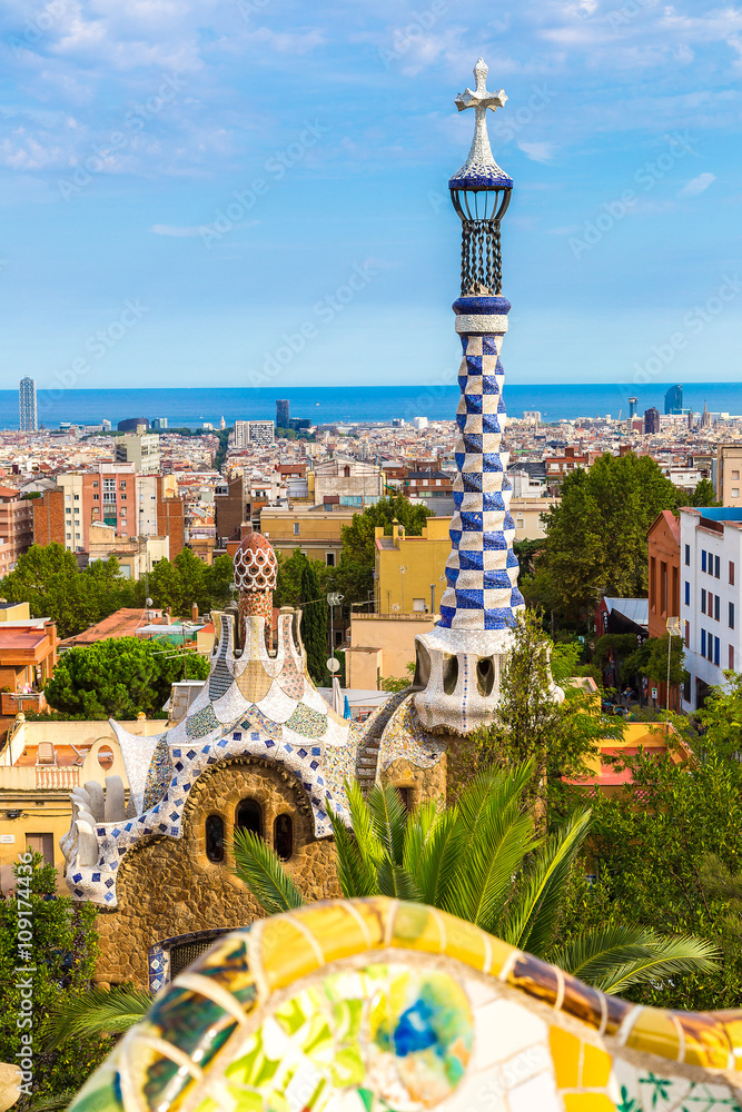 Naklejka premium Park Guell w Barcelonie, Hiszpania