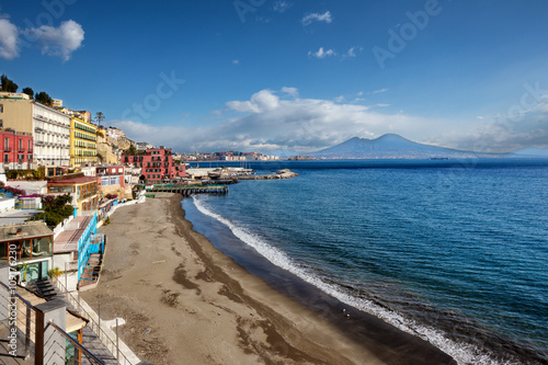 Napoli (Italia) - Panorama della città e del golfo con il Vesuvio 