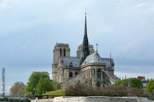 L'arrière de la cathédrale Notre-Dame de Paris vue depuis la Seine