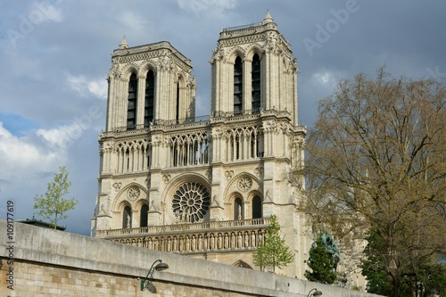 La façade de la cathédrale Notre-Dame de Paris vue depuis la Seine