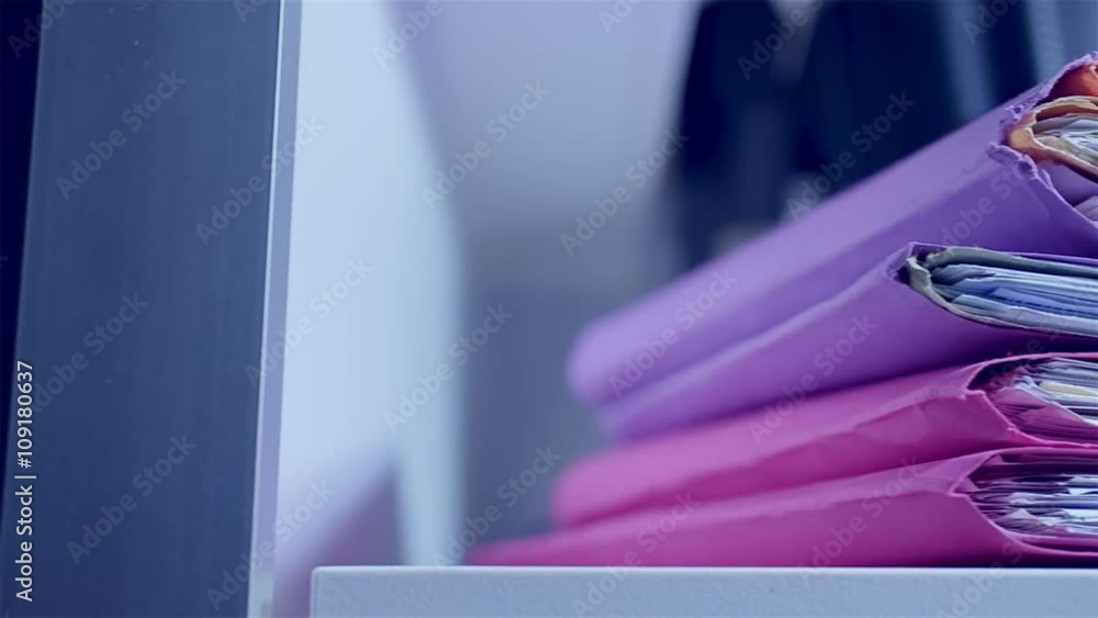 gros plan de dossiers posés sur un bureau