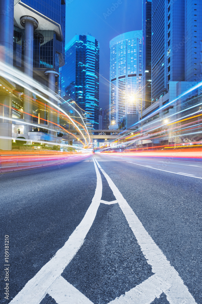 Obraz premium light trails in the downtown district,hongkong china.