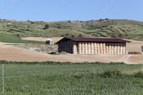 Fienile con rotoballe