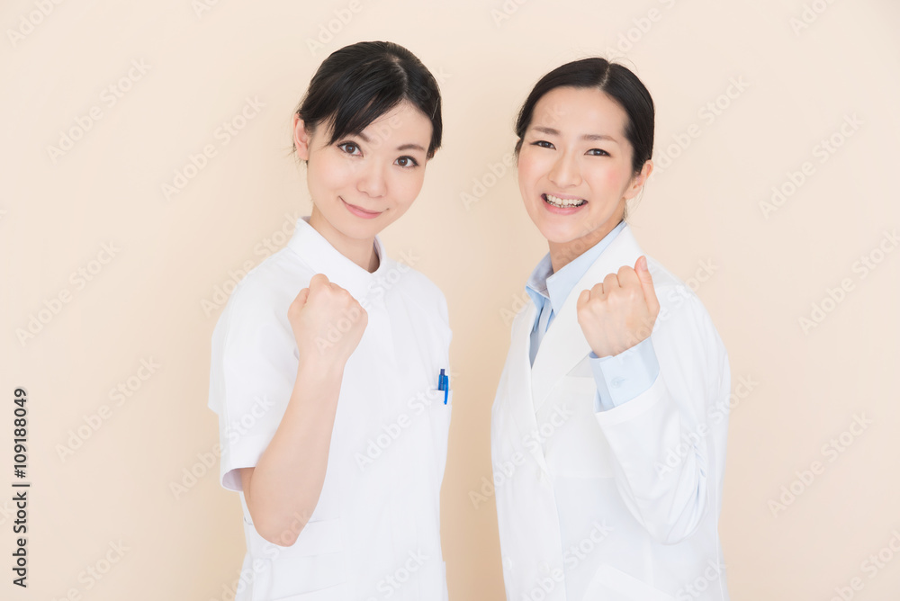 女性の医師と看護師