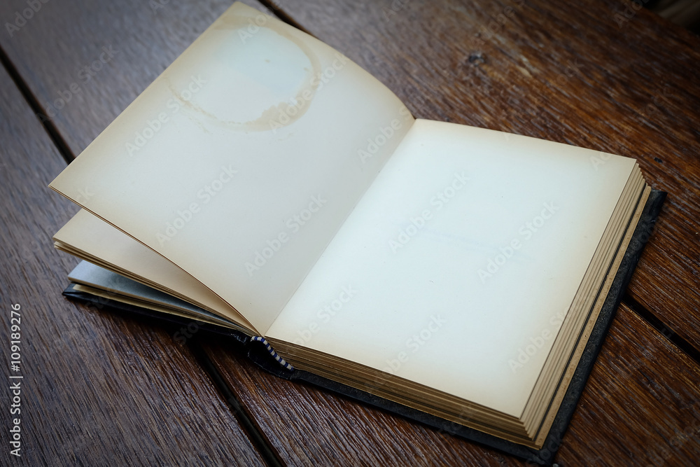 Fototapeta premium Open a blank white notebook