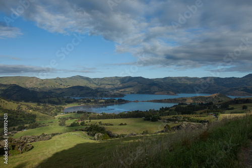 Akaroa idyllische Bucht mit Hafen in Neuseeland unweit von Christchurch