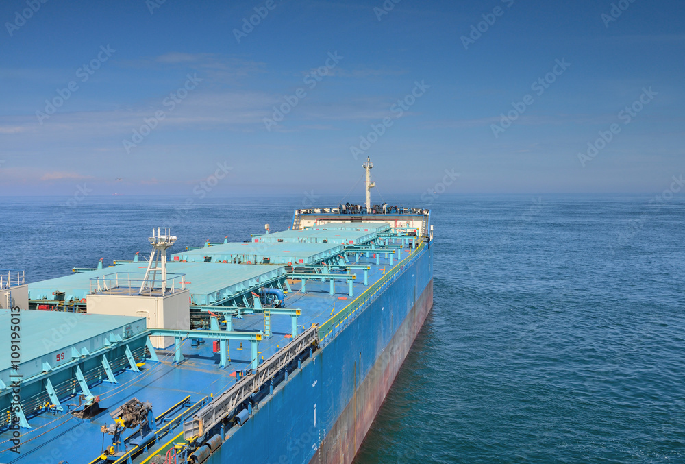 Fototapeta premium cargo en pleine mer