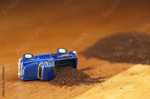 横転したトラック