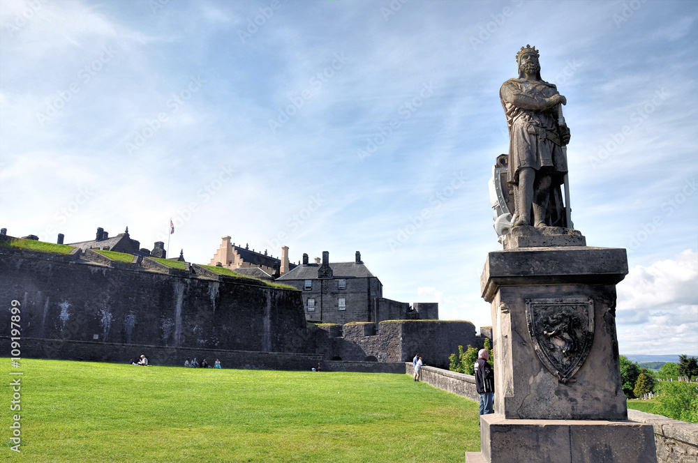 Obraz premium Robert the Bruce statue in front of Stirling castle, Scotland