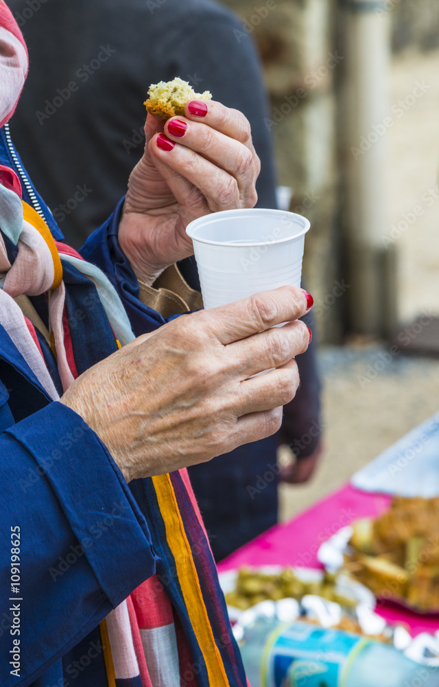 Fototapeta premium mains d'une femme mangeant amuse bouche