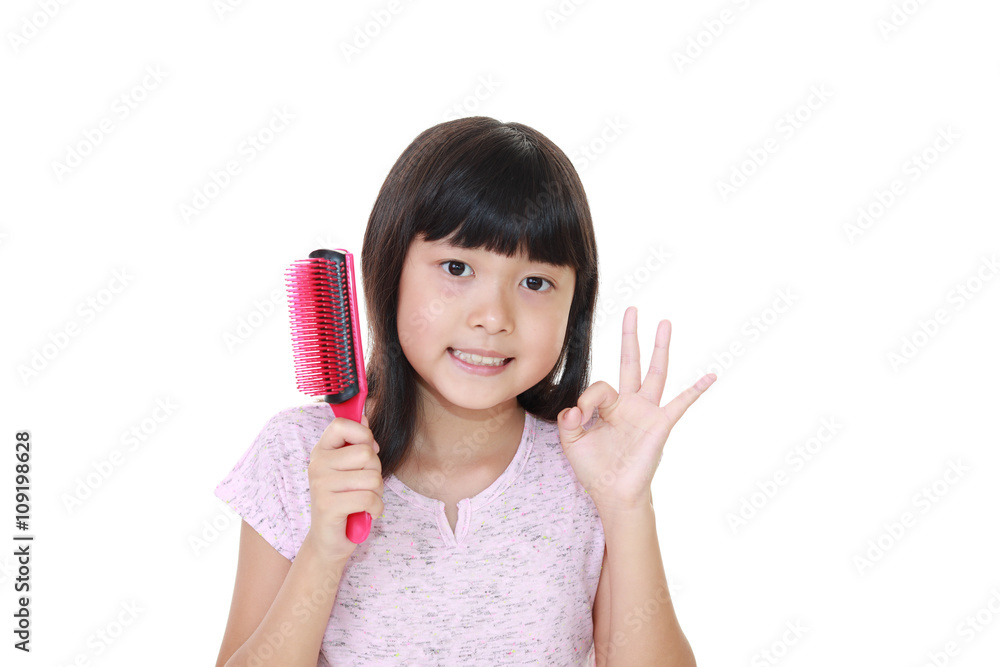 ヘアブラシを持つ笑顔の女の子 ヘアブラシを持つ笑顔の女の子