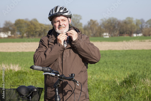 Senior mit Fahrrad und Fahrradhelm, Nordrhein-Westfalen, Deutschland