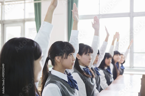 手を上げる女子生徒