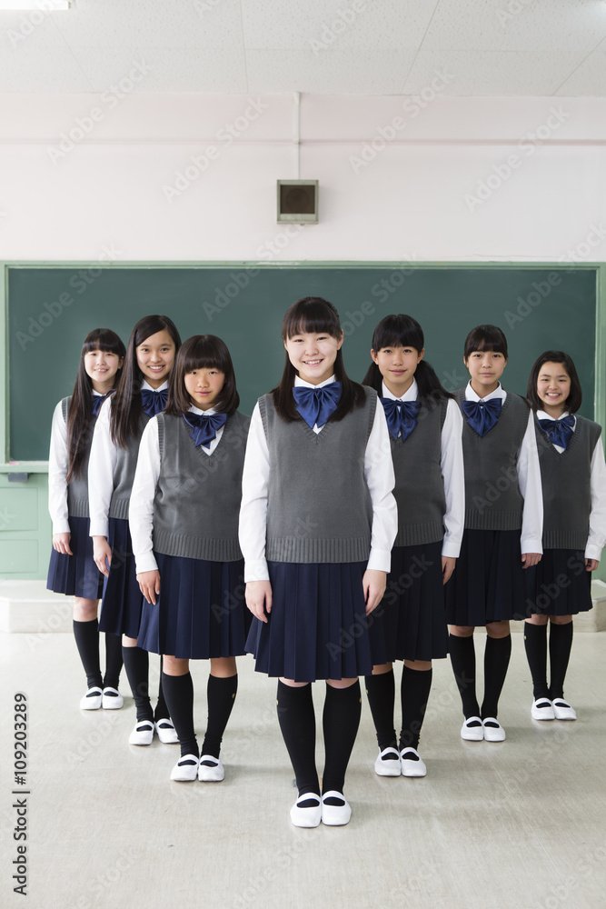 黒板の前に立つ女子生徒