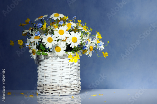 Fototapeta Naklejka Na Ścianę i Meble -  basket with spring flowers