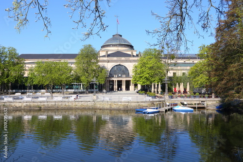Kurhaus Wiesbaden, Ansicht aus dem Kurpark (April 2016)