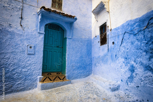 Detail of a door and window in the town of Chefchaouen, in Morocco © Tiago Fernandez