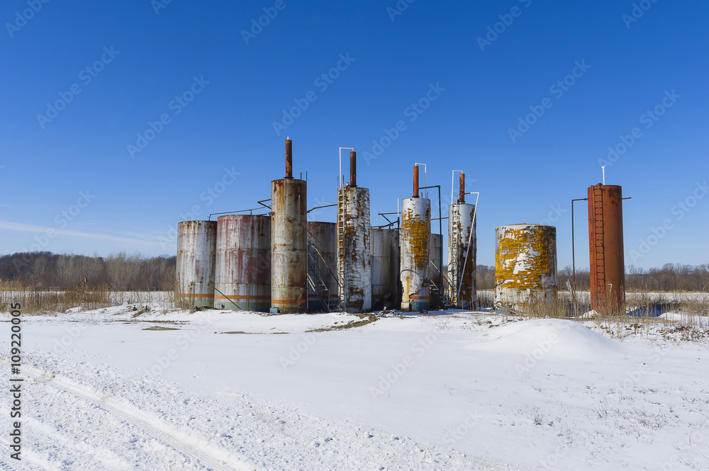 Obraz premium Rusting Tanks