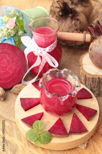 Wallpaper Mural Beetroot juice and fresh beetroot is delicious. Torontodigital.ca