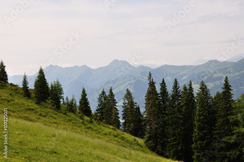 Blick vom "Geisterberg" in Sankt Johann - Alpendorf auf die Berggipfel der österreichischen Alpen.