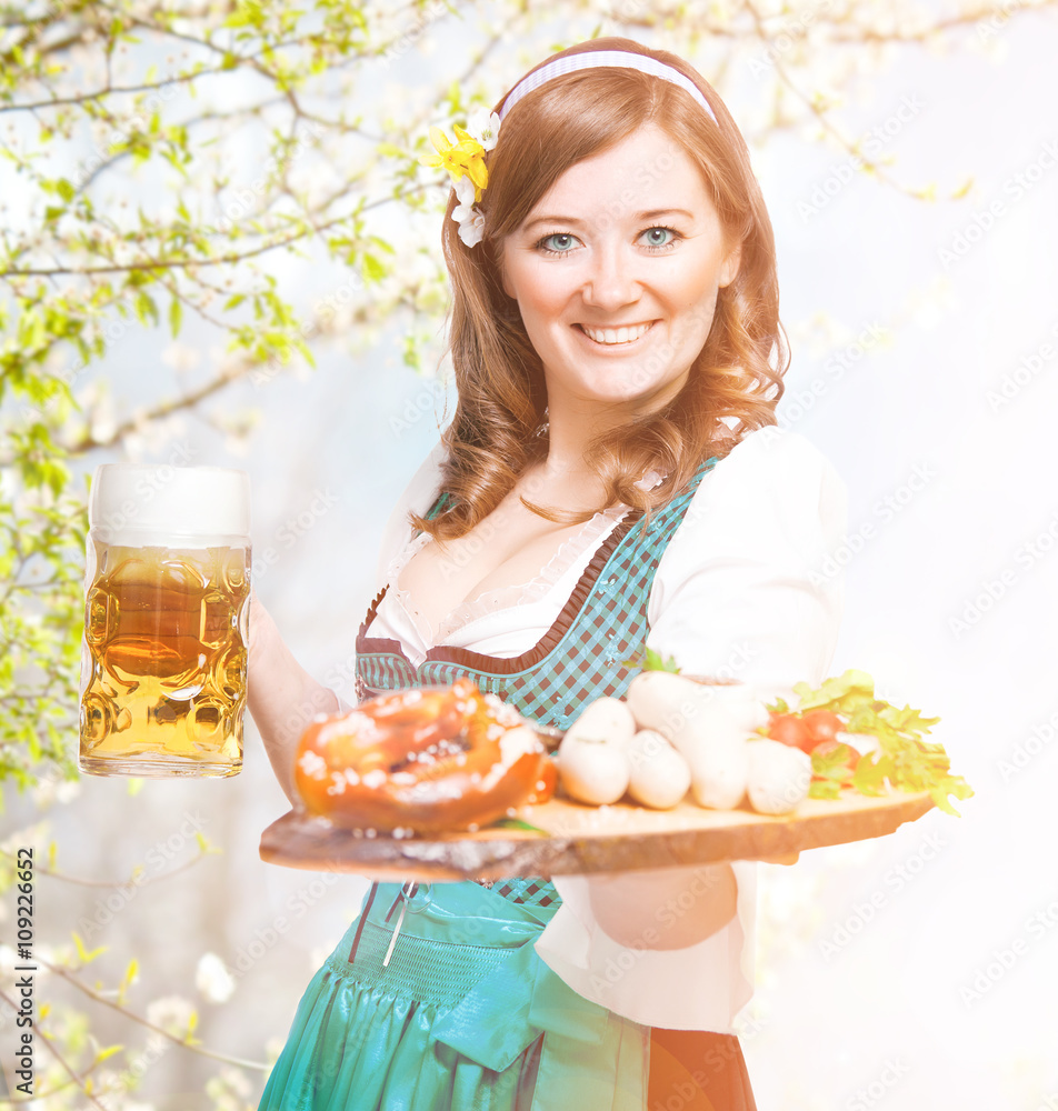 Fröhliche Frau mit Bierkrug und Bayerischen Spezialitäten (Oktoberfest) Fröhliche Frau mit Bierkrug und Bayerischen Spezialitäten (Oktoberfest)