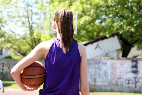 basketball player by back