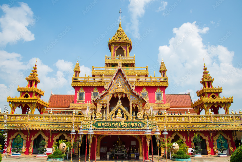 Fototapeta premium Temple in Thailand, Wat Prathat Ruang Rong, Thailand.