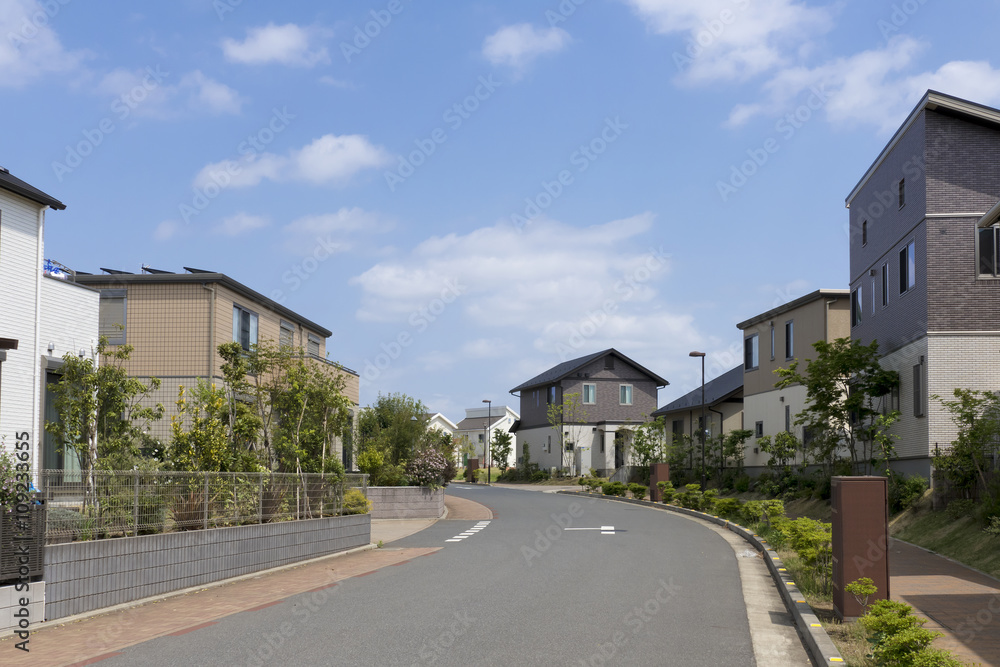 住宅 分譲住宅街 電線 電柱のない街 青空 ゆとりの歩道 電線地中化 国土交通省推進 Stock 写真 Adobe Stock 住宅 分譲住宅街 電線 電柱のない街 青空 ゆとりの歩道 電線地中化 国土交通省推進 Stock 写真 Adobe Stock