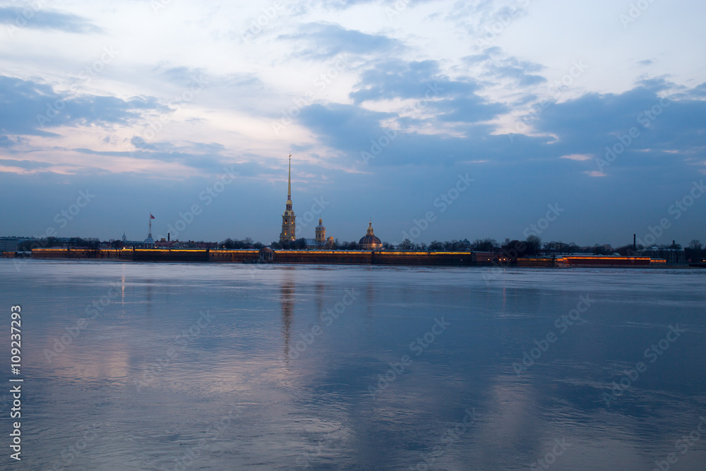 Ледоход на реке на фоне крепости и заката. Весна. Санкт-Петербург. Россия.