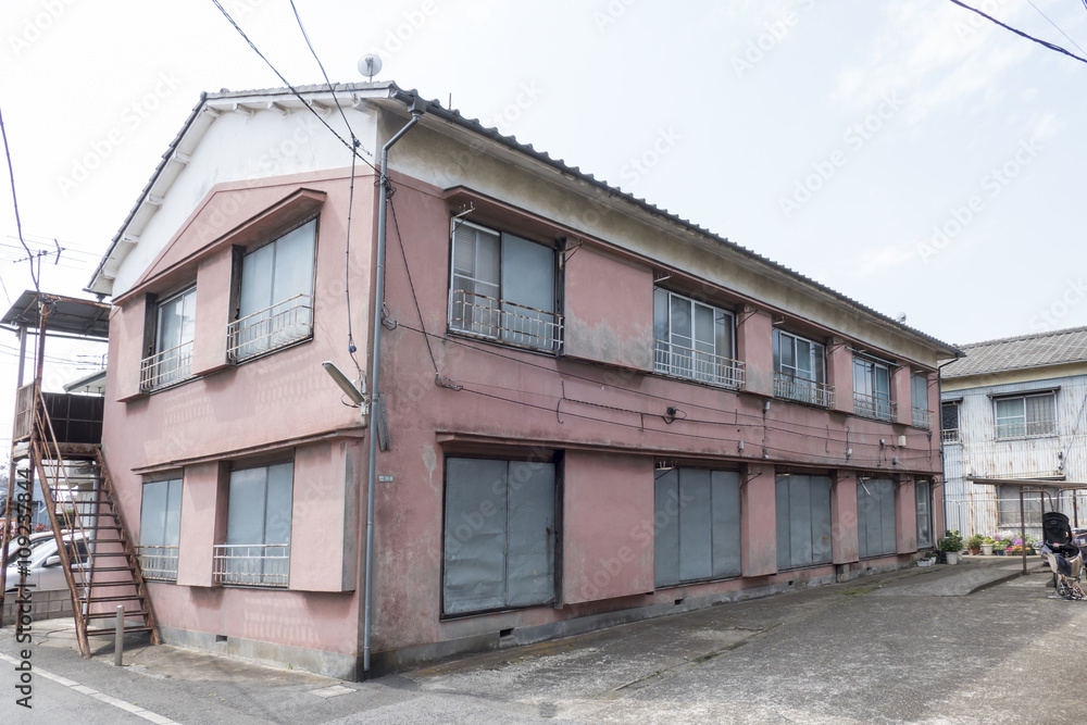 住宅 アパート 老朽化 2階建て イメージ 取り壊し前 住宅 アパート 老朽化 2階建て イメージ 取り壊し前